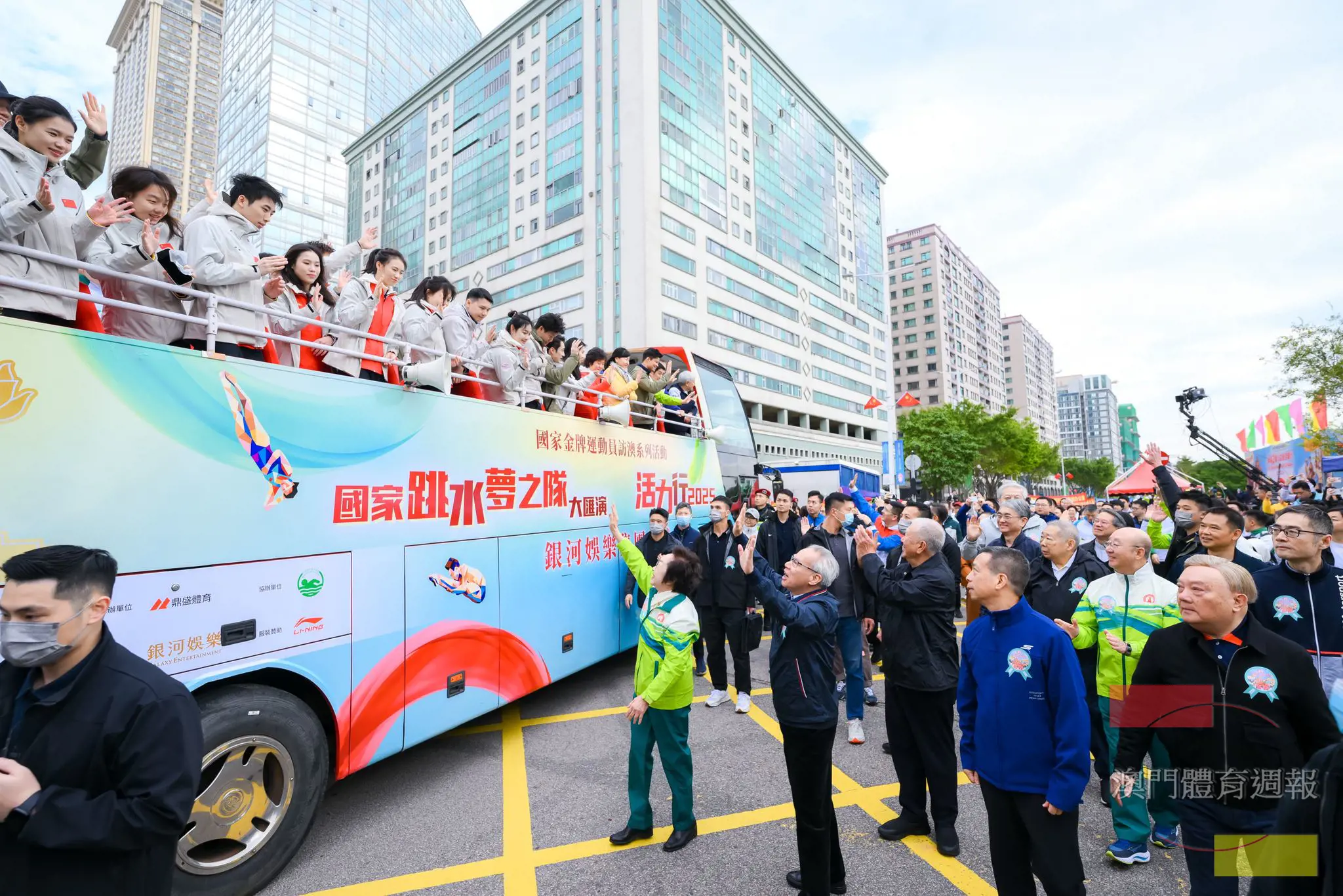 3 運動員在開蓬巴士上為沿途參與者打氣.jpg